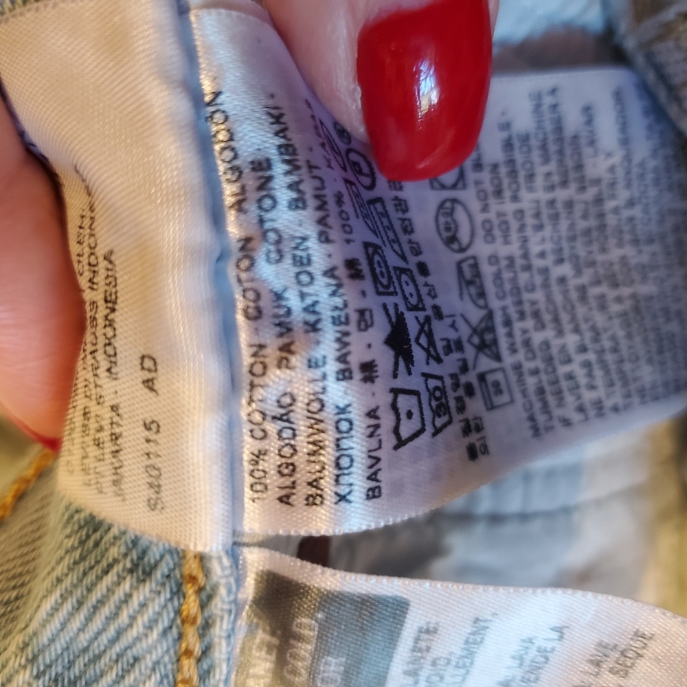 Levi's Women's Light Wash Distressed Button Fly Demin Short SZ 26 Style S58022 - Picture 12 of 15